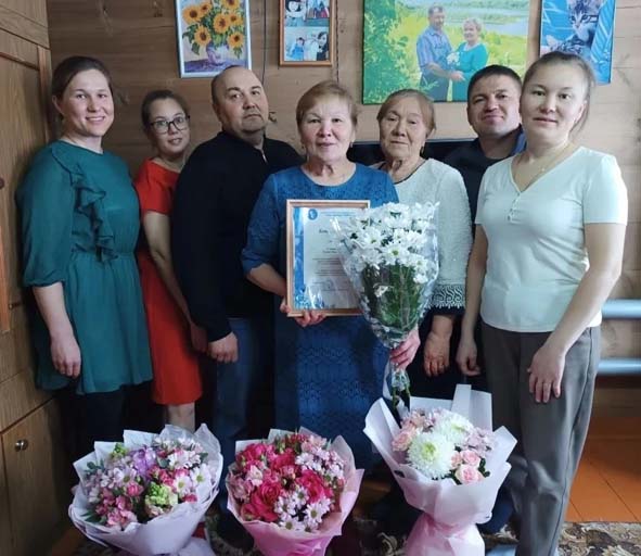 Служит примером для многих