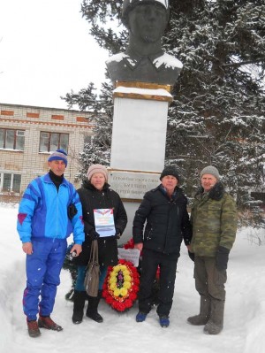 Митинг у памятника Герою