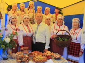 Песня и труд рядом идут