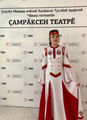 Поет просто супер
