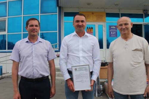 Помогает детям