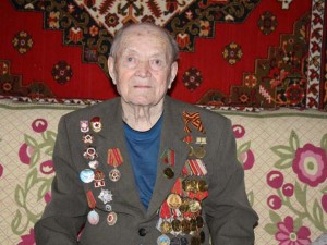 Стоят на полке как живые 1