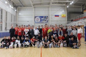 На площадке волейболисты