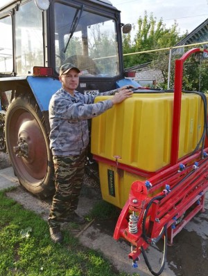 Выращивает картофель