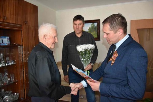 Трудом заслужил почет